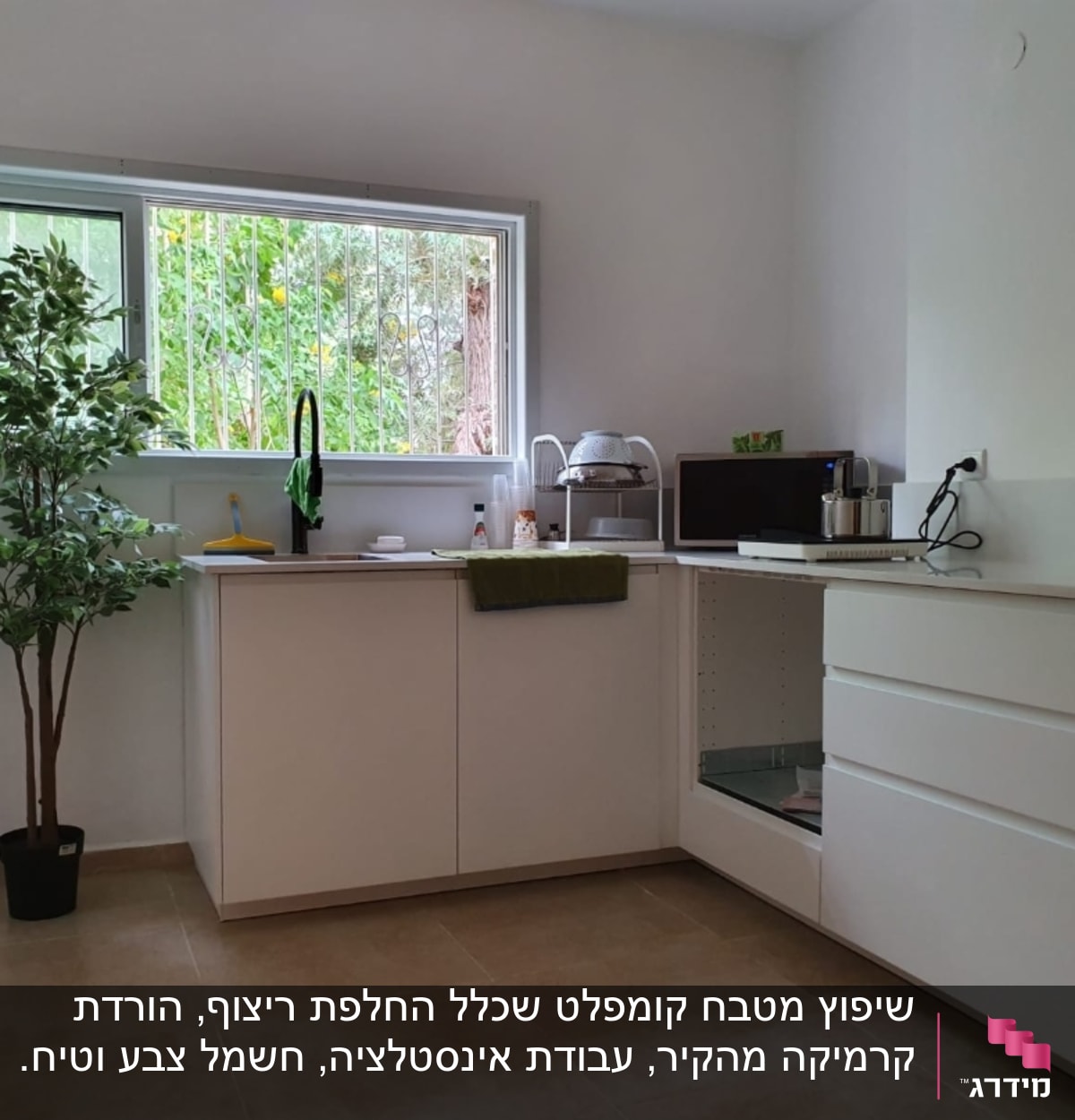 מטבח משופץ עם ארונות לבנים וכיור חדש